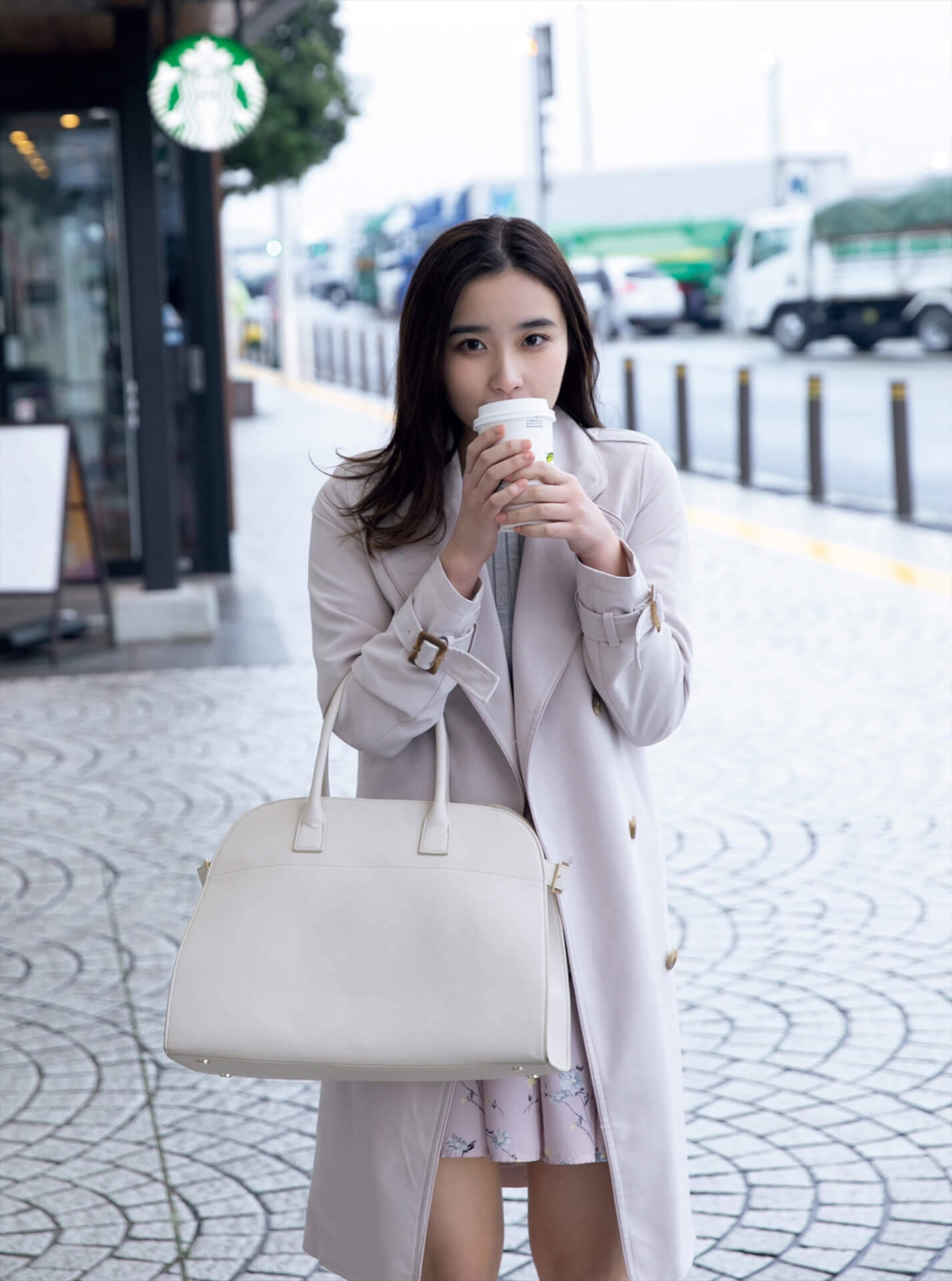 活躍の場を広げる安倍乙が半年ぶりのグラビアでセクシーな谷間を披露！本日発売の『FRIDAY』に登場