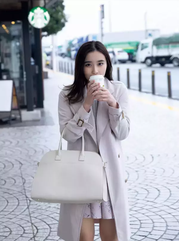 「活躍の場を広げる安倍乙が半年ぶりのグラビアでセクシーな谷間を披露！本日発売の『FRIDAY』に登場」の画像