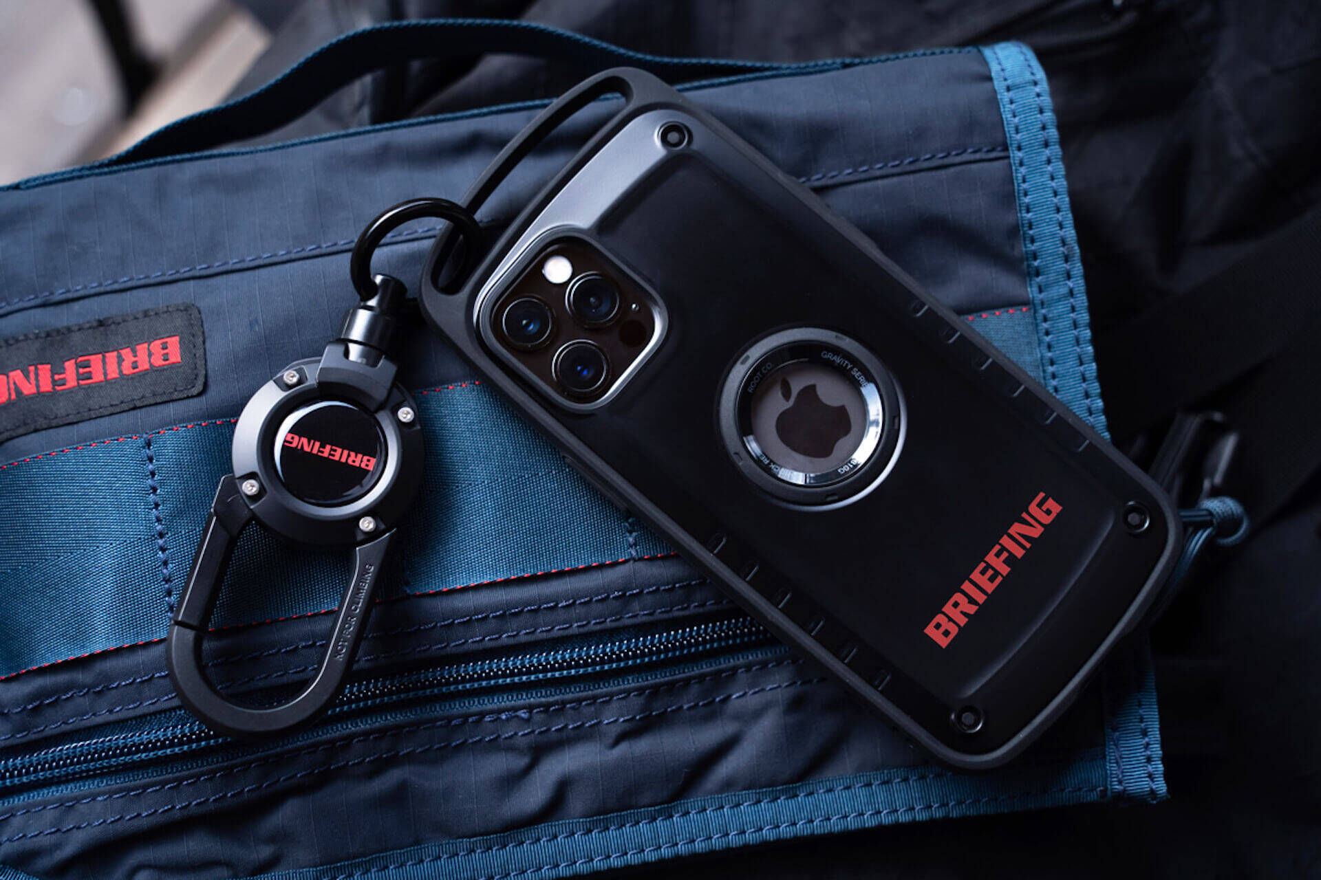 ROOTとBRIEFINGがコラボ！耐性試験に準拠したiPhone 12シリーズ用スマホケース＆カラビナ付きキーホルダーが誕生