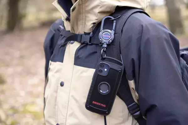 「ROOTとBRIEFINGがコラボ！耐性試験に準拠したiPhone 12シリーズ用スマホケース＆カラビナ付きキーホルダーが誕生」の画像