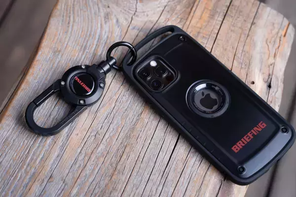 「ROOTとBRIEFINGがコラボ！耐性試験に準拠したiPhone 12シリーズ用スマホケース＆カラビナ付きキーホルダーが誕生」の画像