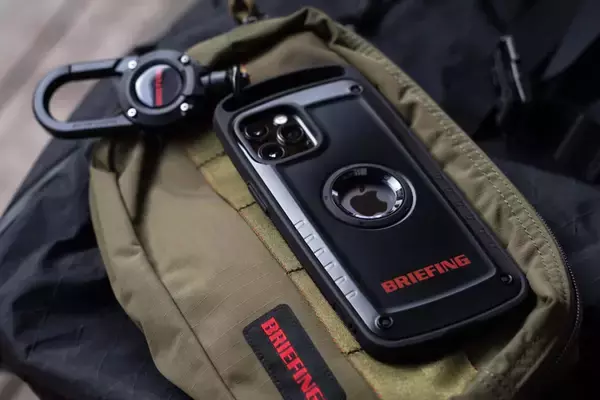 「ROOTとBRIEFINGがコラボ！耐性試験に準拠したiPhone 12シリーズ用スマホケース＆カラビナ付きキーホルダーが誕生」の画像