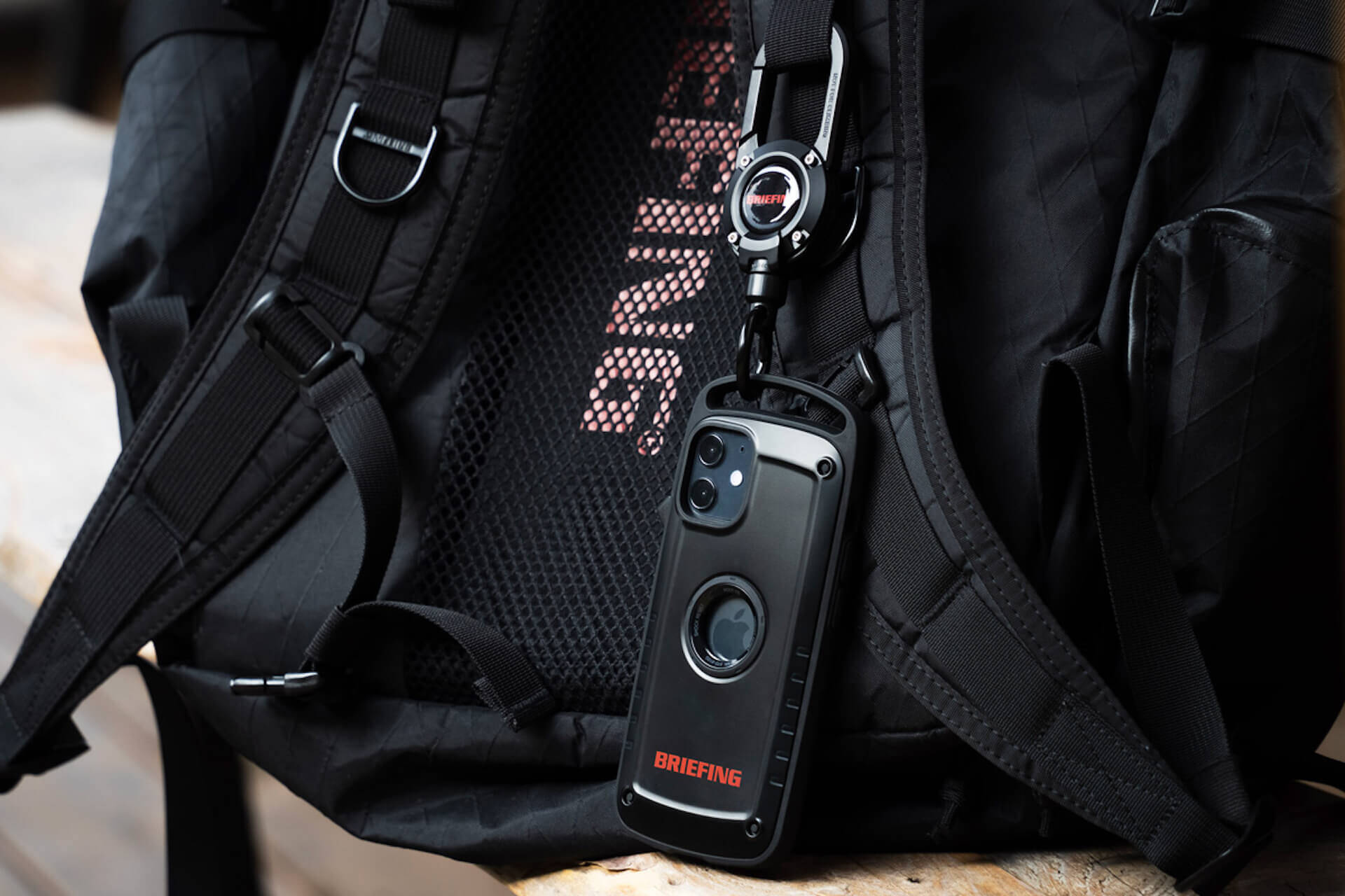 ROOTとBRIEFINGがコラボ！耐性試験に準拠したiPhone 12シリーズ用スマホケース＆カラビナ付きキーホルダーが誕生