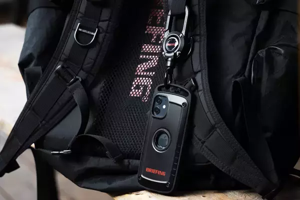 「ROOTとBRIEFINGがコラボ！耐性試験に準拠したiPhone 12シリーズ用スマホケース＆カラビナ付きキーホルダーが誕生」の画像