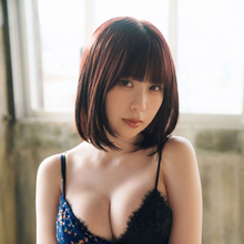 キュートな魅力を振りまく宮内凛のセクシーショットが詰まった1st写真集『凛と』の表紙画像が解禁！