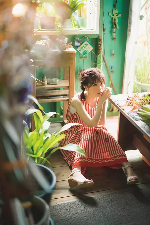 「キュートな魅力を振りまく宮内凛のセクシーショットが詰まった1st写真集『凛と』の表紙画像が解禁！」の画像