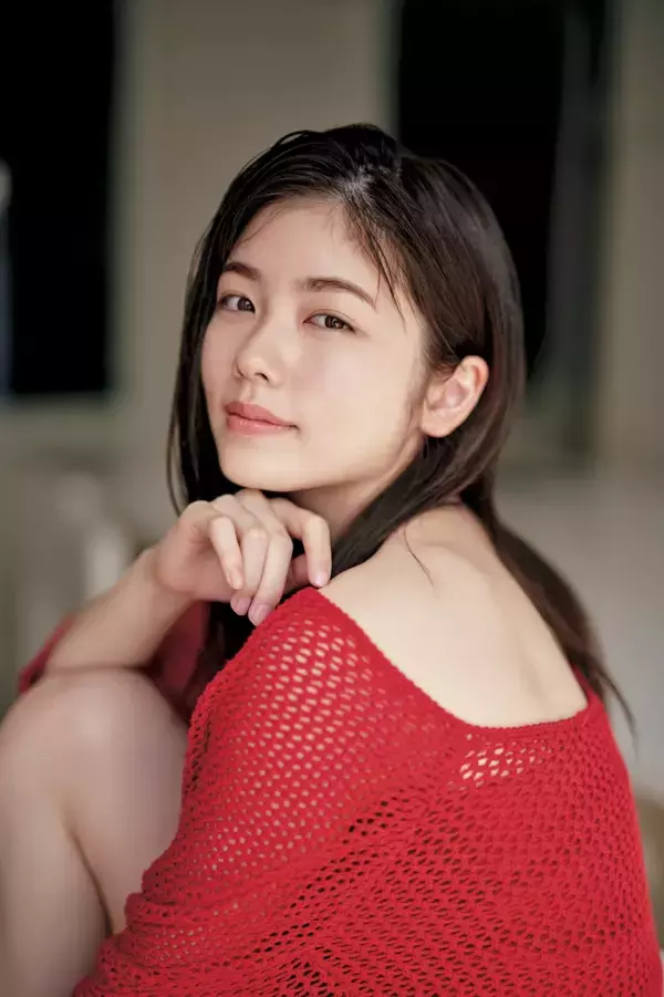 「小芝風花が透明感あふれる肌で大胆に魅せる！『FLASH』の表紙＆巻頭グラビアに登場」の画像