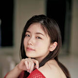 「小芝風花が透明感あふれる肌で大胆に魅せる！『FLASH』の表紙＆巻頭グラビアに登場」の画像1