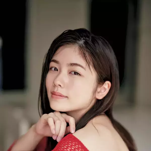 「小芝風花が透明感あふれる肌で大胆に魅せる！『FLASH』の表紙＆巻頭グラビアに登場」の画像