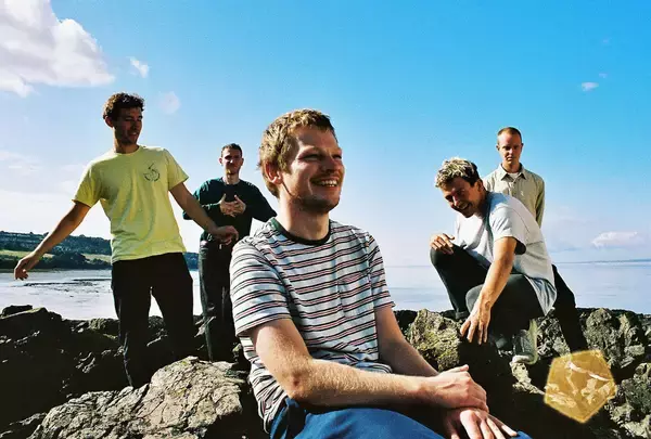 「Squidのデビュー作『Bright Green Field』よりライブの定番曲“PADDLING”が公開！コメントも到着」の画像