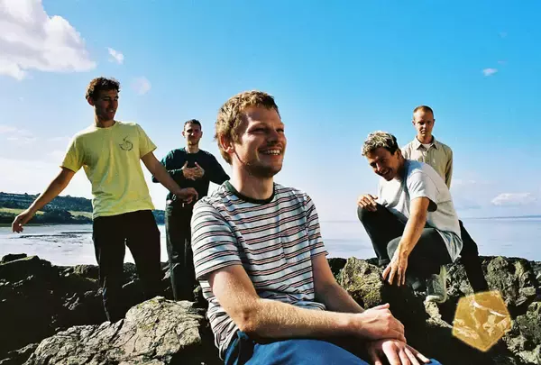 「Squidのデビュー作『Bright Green Field』よりライブの定番曲“PADDLING”が公開！コメントも到着」の画像