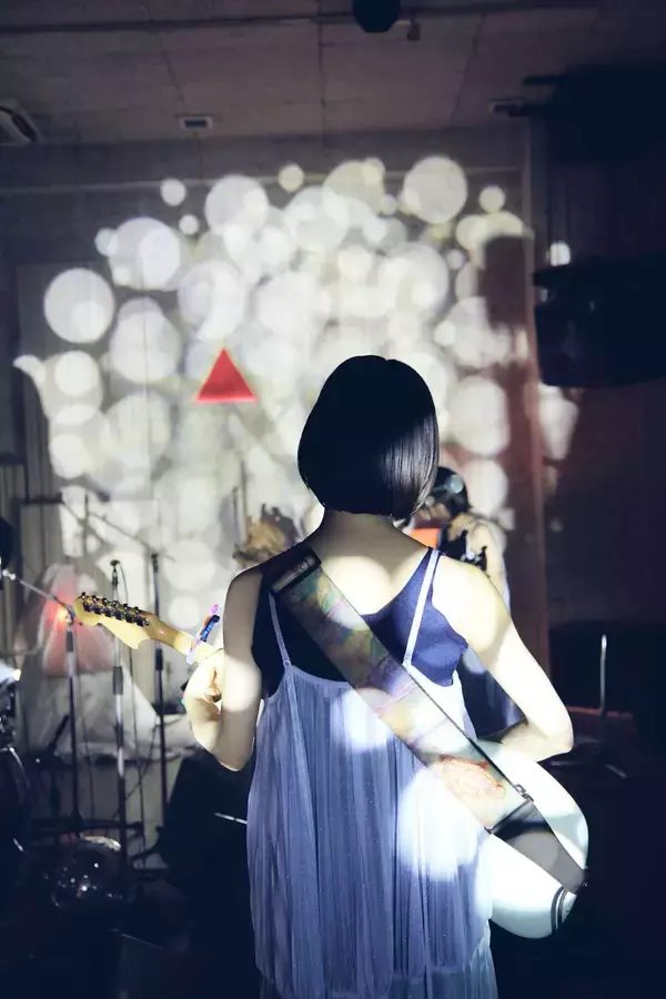 「羊文学による配信ライブ＜Hidden Place＞の公式レポートが到着！メジャーデビュー作『POWERS』の楽曲を初パフォーマンス」の画像