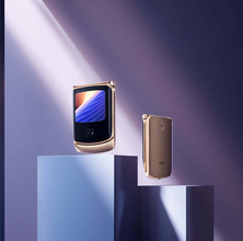 折りたたみ式5G対応スマホ『motorola razr 5G』に限定カラー「Blush Gold」が登場！＋Styleにて国内独占販売