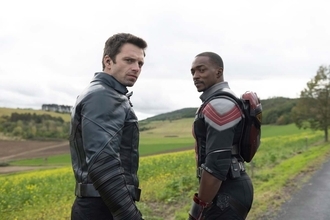 「昔のアクション・コメディ映画を彷彿とさせる」『ファルコン＆ウィンター・ソルジャー』の新場面写真＆インタビュー映像が解禁！