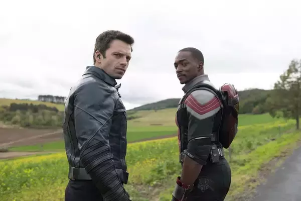 「昔のアクション・コメディ映画を彷彿とさせる」『ファルコン＆ウィンター・ソルジャー』の新場面写真＆インタビュー映像が解禁！