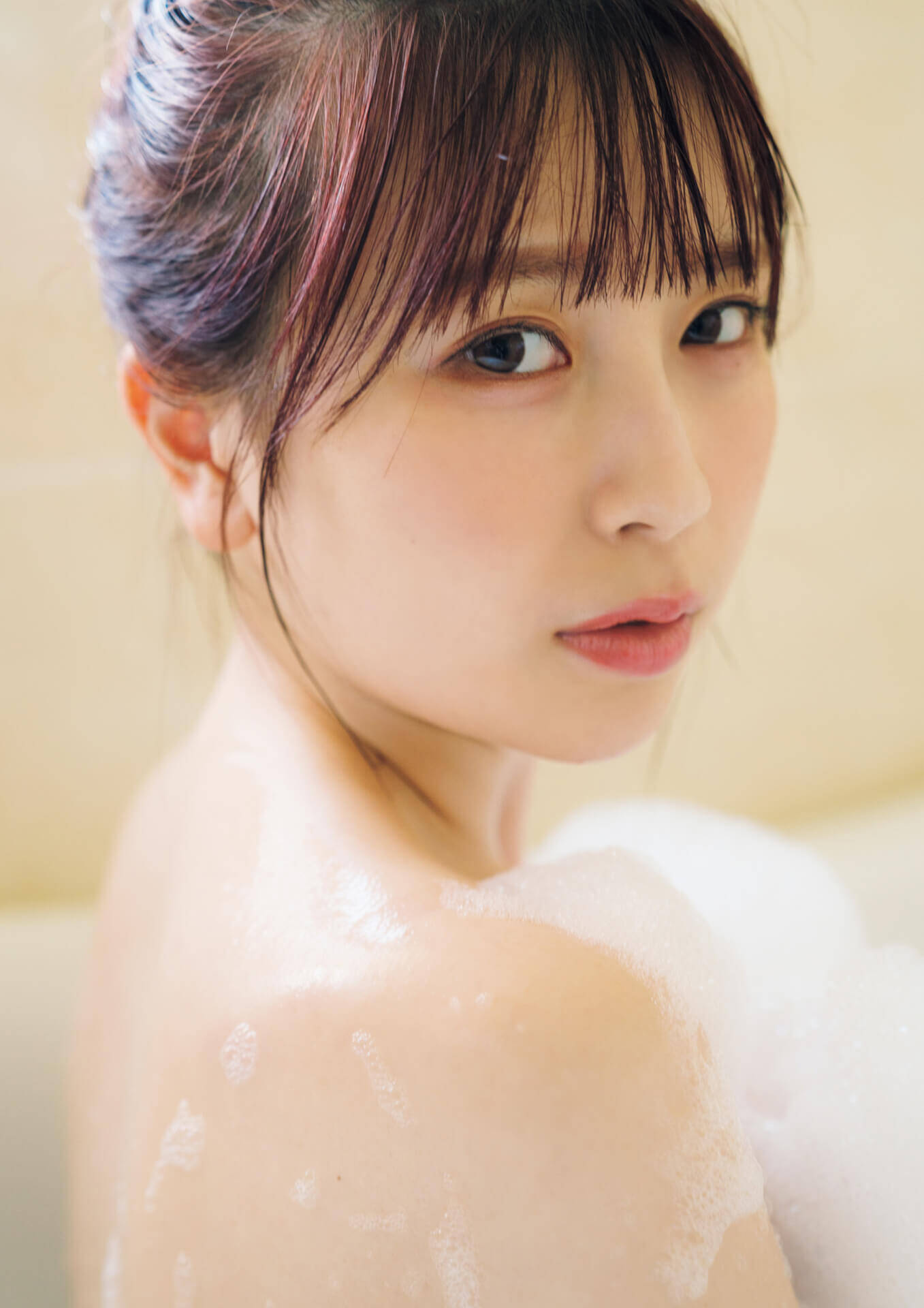 美しすぎるまねきケチャ宮内凛の1st写真集『凛と』が本日発売！入浴中の美乳を大胆披露