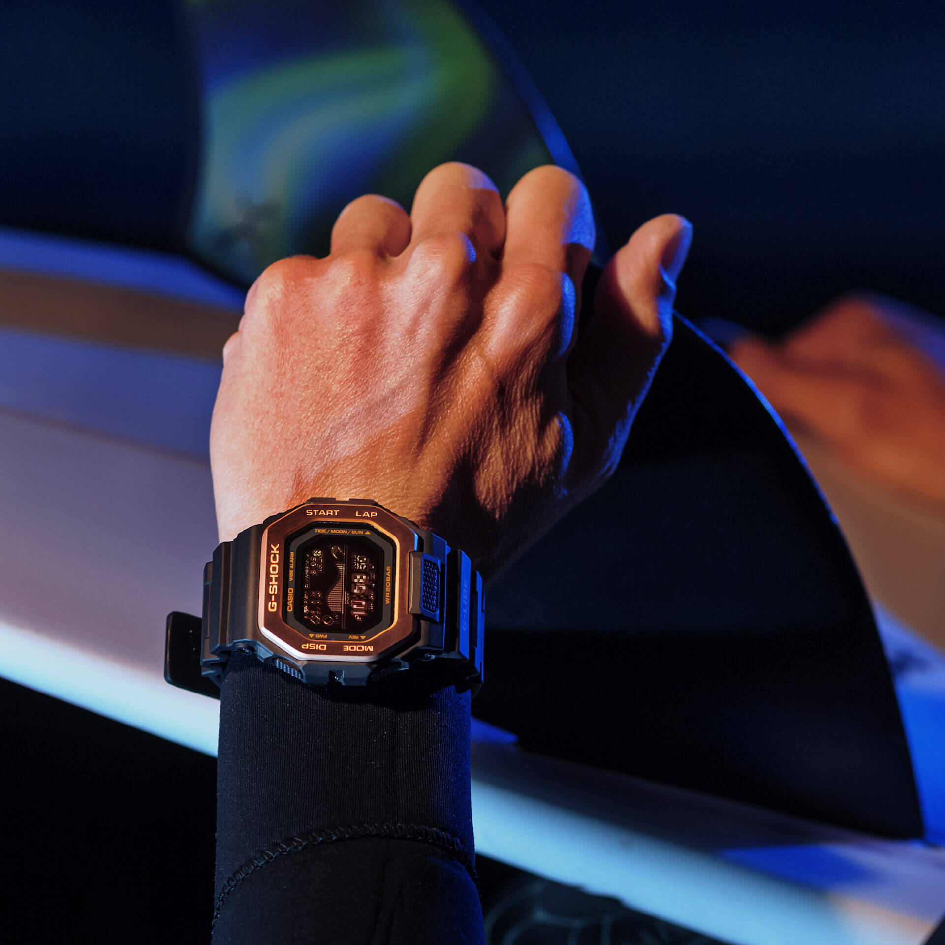 サーファーからの支持も得るG-SHOCK「G-LIDE」にナイトサーフィン向けの新色が登場！スマホと連携可能な人気モデル