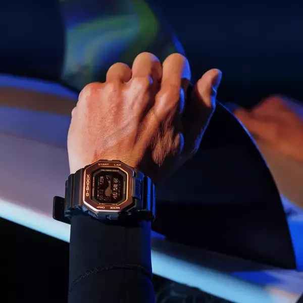 「サーファーからの支持も得るG-SHOCK「G-LIDE」にナイトサーフィン向けの新色が登場！スマホと連携可能な人気モデル」の画像