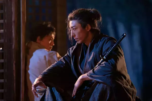 「剣心の一本傷姿や巴に斬りかかる姿も…『るろうに剣心 最終章 The Beginning』の場面写真が一挙解禁！」の画像