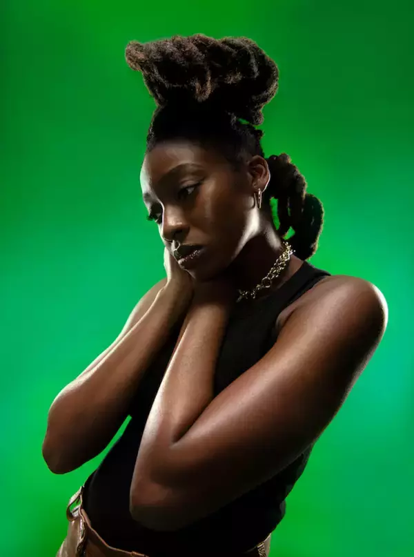 「UKグライムシーンのアイコン・Little Simzがニューアルバム『Sometimes I Might Be Introvert』リリースを発表！新曲MVも公開」の画像