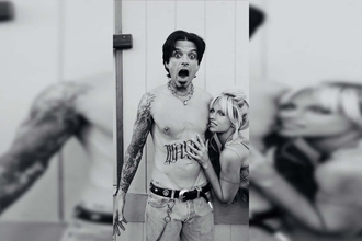 ウィンター・ソルジャーがタトゥー＆乳首にピアス！？セバスチャン・スタン主演の新ドラマ『Pam ＆ Tommy』の衝撃写真が初公開