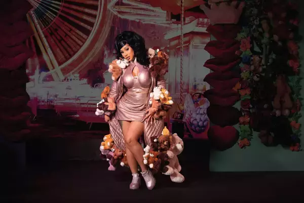 「リーボックとCardi Bのコラボコレクション「Reebok x Cardi B」より『Reebok Club C Cardi』母の日スペシャルカラーが登場！」の画像