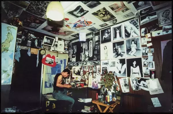 「“アラーキー”こと写真家・荒木経惟の20年間の名言と生涯の名作を集めた保存版「写真言集」が81歳の誕生日に発売！」の画像