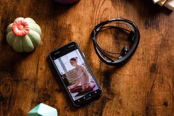 音楽を聴く人の脳波を可視化するイヤホン型脳波計「VIE ZONE」のクラウドファンディングが始動！