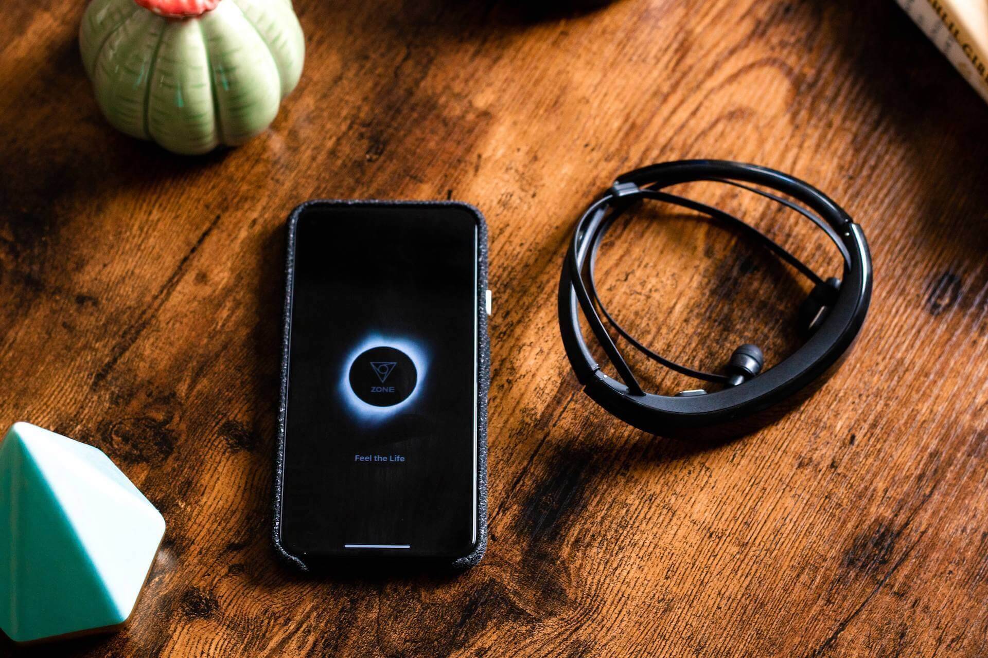 音楽を聴く人の脳波を可視化するイヤホン型脳波計「VIE ZONE」のクラウドファンディングが始動！