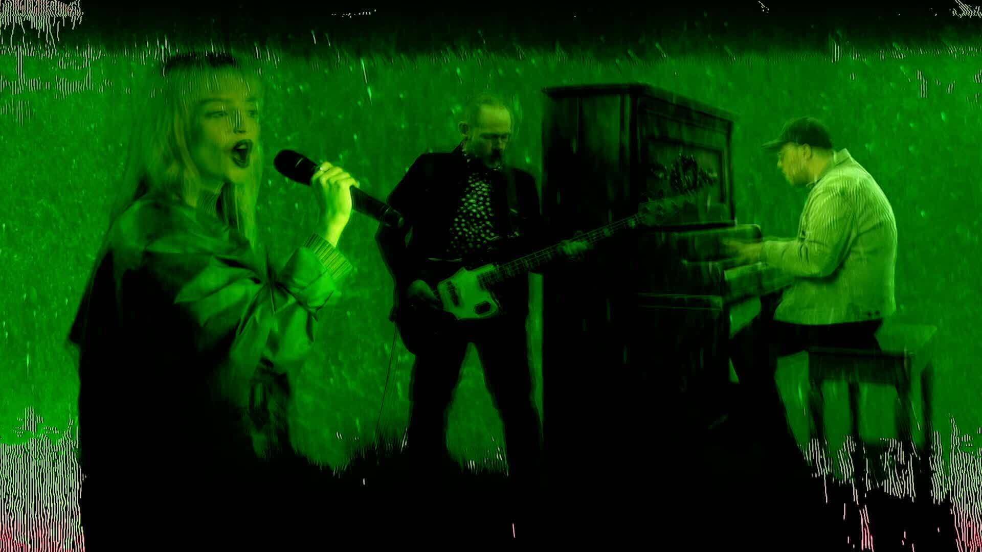 CHVRCHESとThe CureのRobert Smithのコラボ曲“How Not To Drown”のMVが公開！