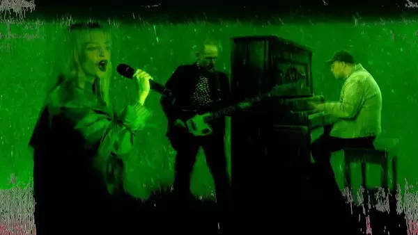 「CHVRCHESとThe CureのRobert Smithのコラボ曲“How Not To Drown”のMVが公開！」の画像