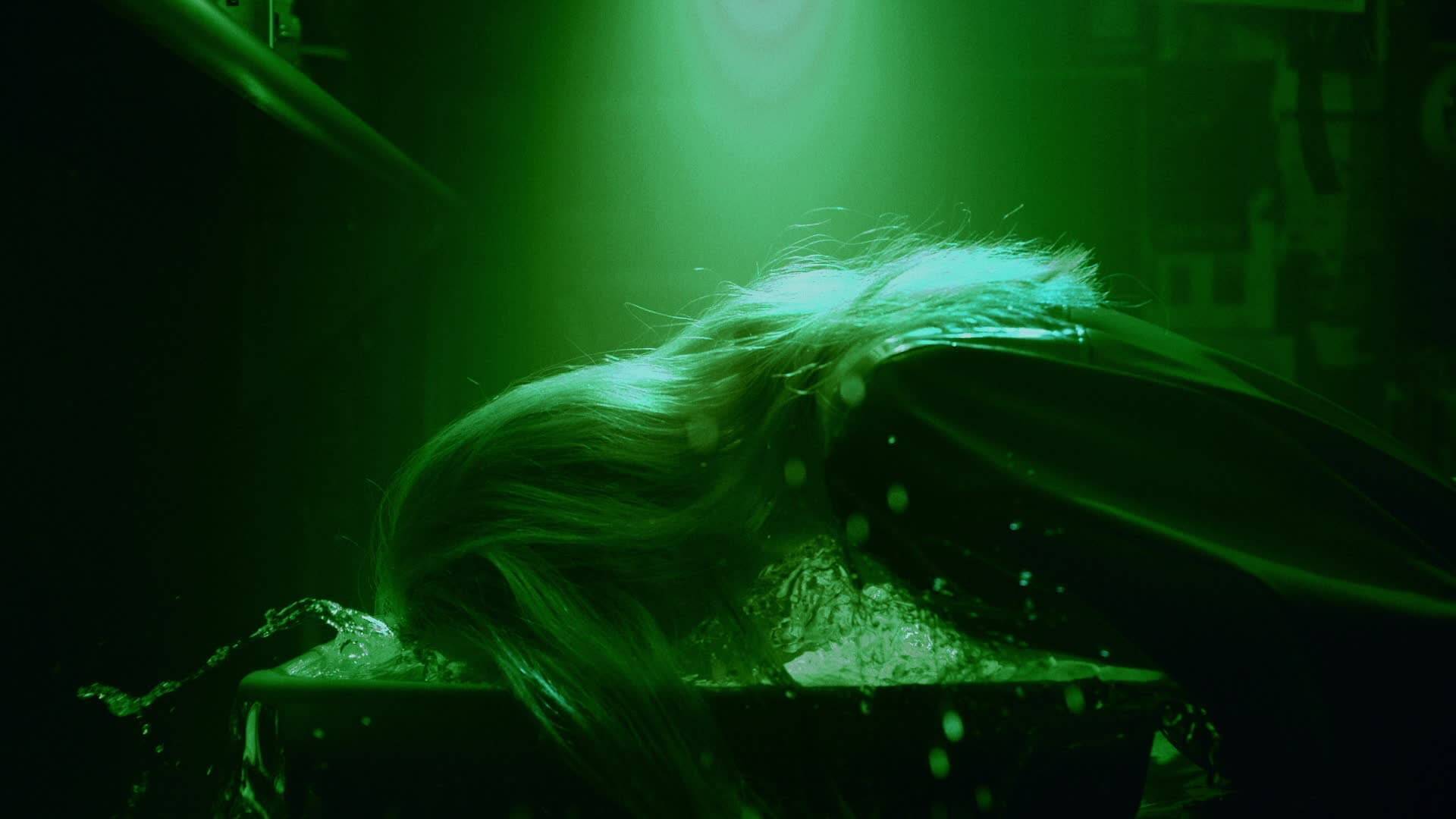 CHVRCHESとThe CureのRobert Smithのコラボ曲“How Not To Drown”のMVが公開！