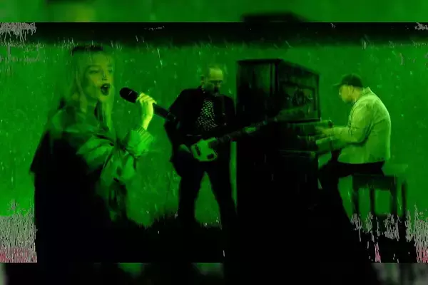 「CHVRCHESとThe CureのRobert Smithのコラボ曲“How Not To Drown”のMVが公開！」の画像