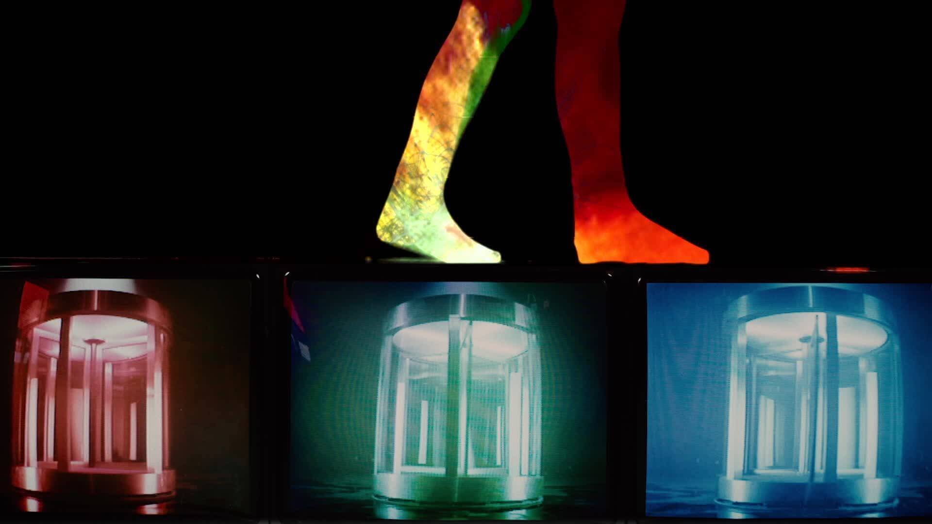 CHVRCHESとThe CureのRobert Smithのコラボ曲“How Not To Drown”のMVが公開！