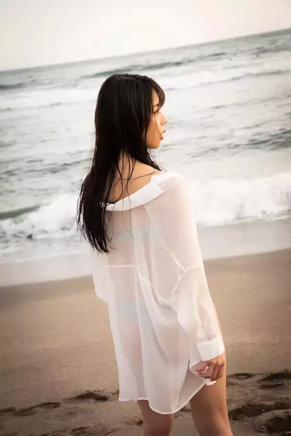 「メリハリボディで誘惑する鈴木ふみ奈が横乳丸見えの超限界露出に挑戦！『鈴木ふみ奈写真集 Leap』が発売決定」の画像