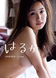 「サイバージャパンダンサーズのHARUKAが横乳も露わなカットを解禁！1st写真集『はるか』の表紙デザインが一挙公開」の画像1