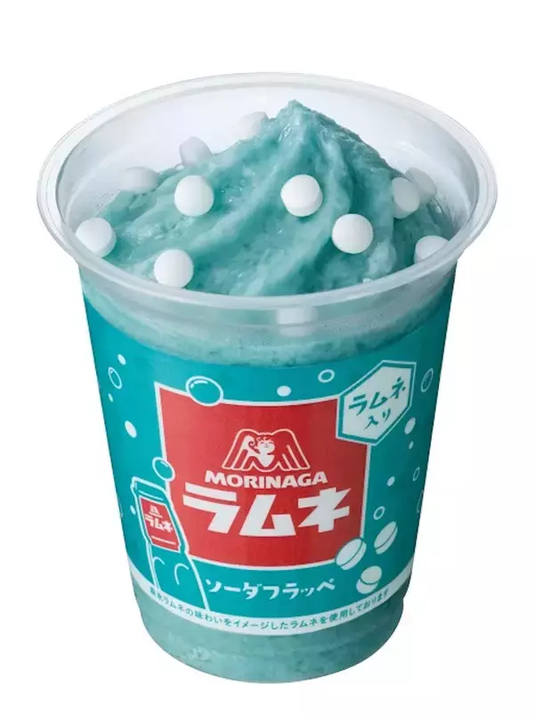 「ファミリーマートが森永製菓とコラボ！「森永ラムネソーダフラッペ」＆「森永ミルクキャラメルフラッペ」が発売決定」の画像