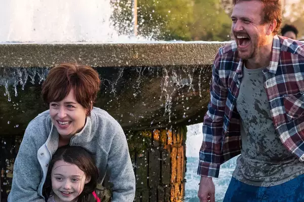 「ケイシー・アフレックとダコタ・ジョンソンの闘病生活を描く『Our Friend／アワー・フレンド』新場面写真が解禁！」の画像