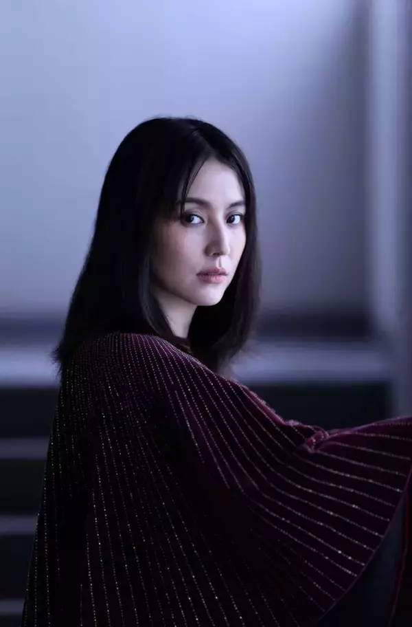 長澤まさみの妖麗な魅力が詰まった写真集『ビューティフルマインド』が発売前に重版決定！累計3万部を突破