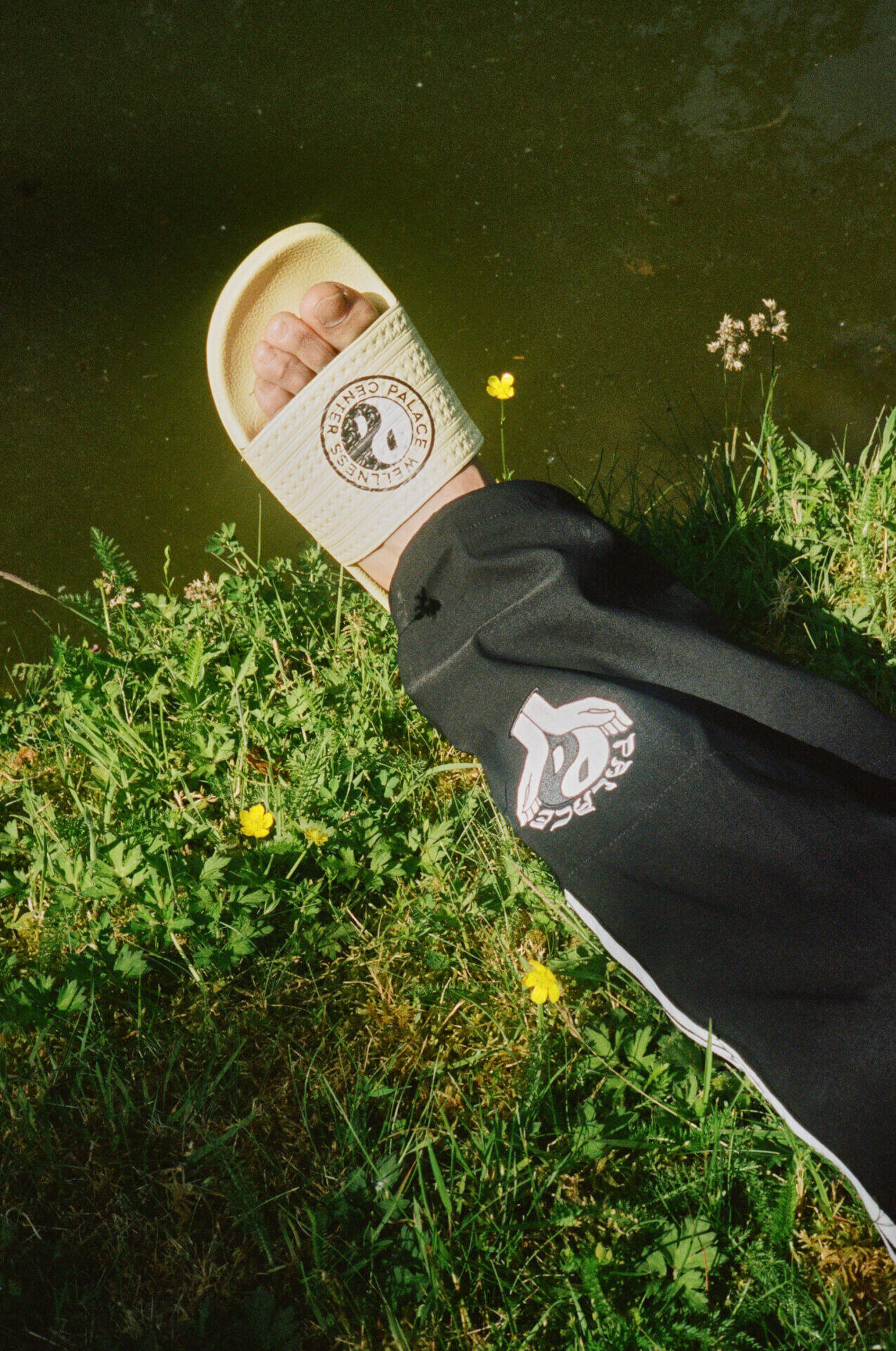 「Wellness」をテーマにしたadidasとPALACEの新コラボコレクションが登場！サンハット、バスローブ、ヨガマットなど発売へ