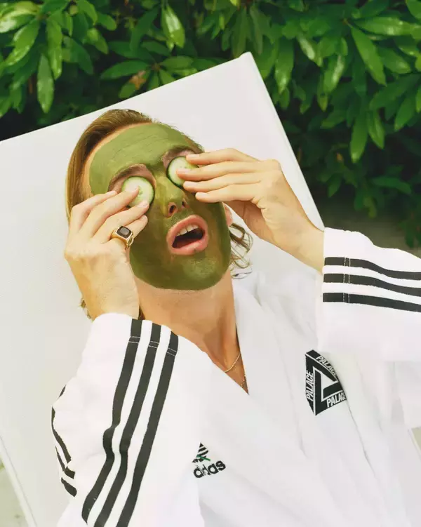 「「Wellness」をテーマにしたadidasとPALACEの新コラボコレクションが登場！サンハット、バスローブ、ヨガマットなど発売へ」の画像