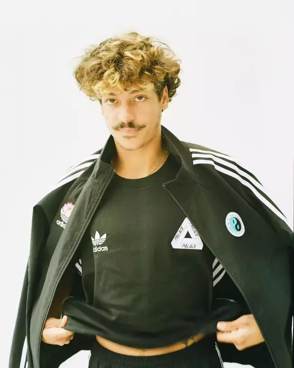 「「Wellness」をテーマにしたadidasとPALACEの新コラボコレクションが登場！サンハット、バスローブ、ヨガマットなど発売へ」の画像