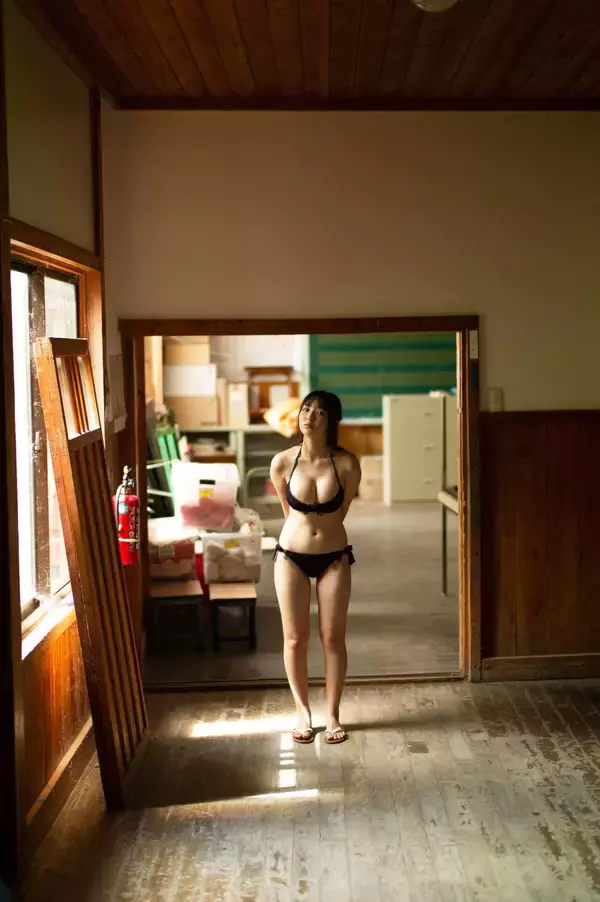 「沢口愛華のセクシー美ボディ＆キュートな笑顔が炸裂！映像＆スチールを収録した『1st DVD＆PHOTOBOOK』が発売決定」の画像