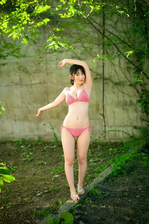 「沢口愛華のセクシー美ボディ＆キュートな笑顔が炸裂！映像＆スチールを収録した『1st DVD＆PHOTOBOOK』が発売決定」の画像