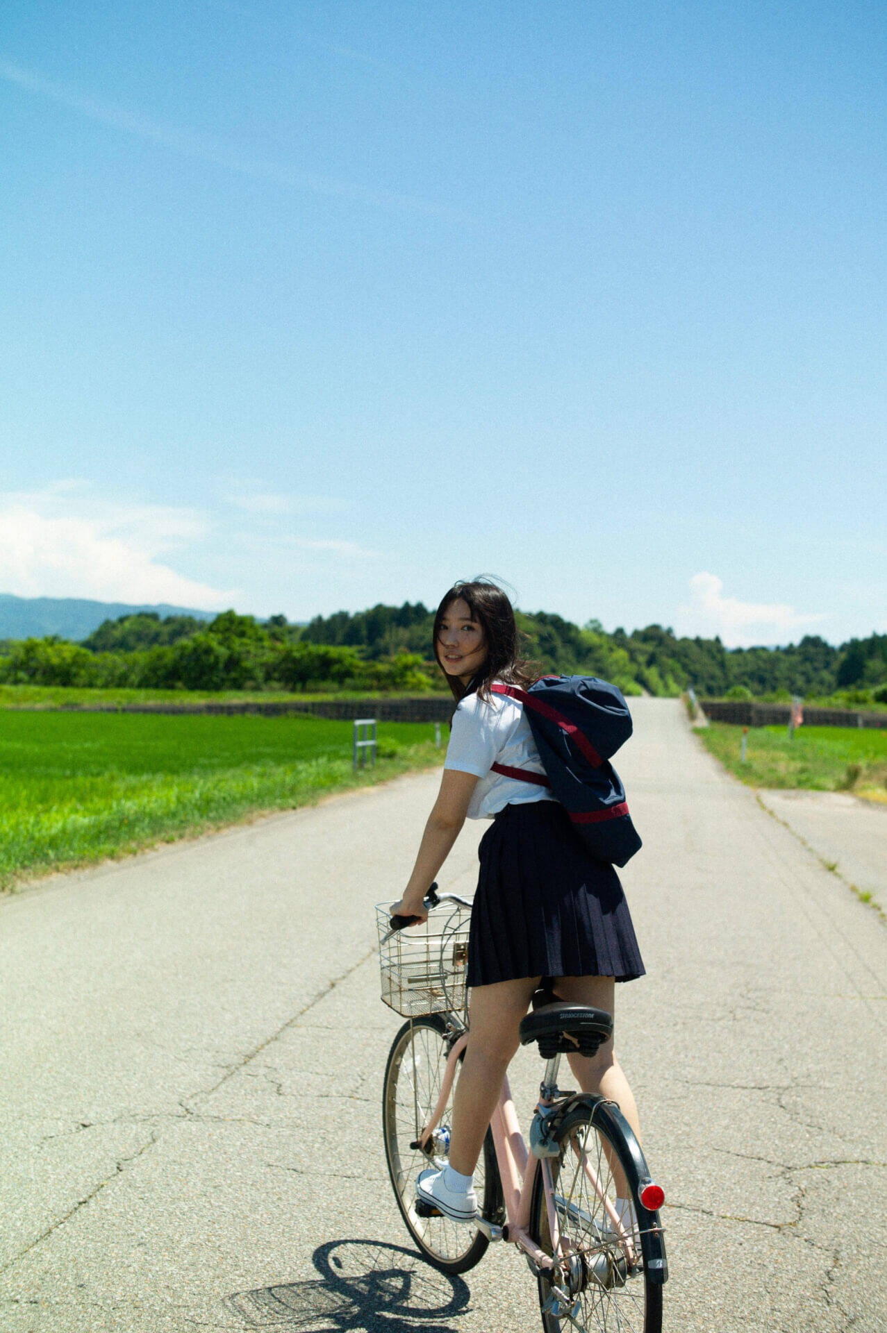 沢口愛華のセクシー美ボディ＆キュートな笑顔が炸裂！映像＆スチールを収録した『1st DVD＆PHOTOBOOK』が発売決定