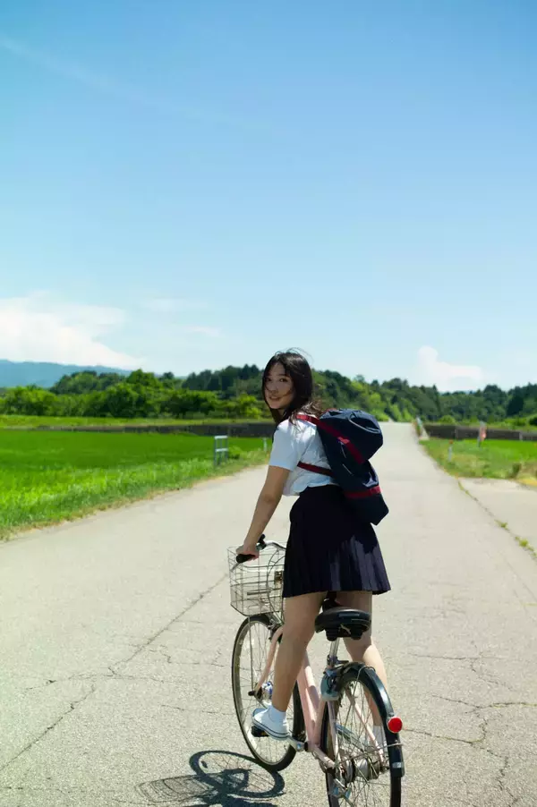 「沢口愛華のセクシー美ボディ＆キュートな笑顔が炸裂！映像＆スチールを収録した『1st DVD＆PHOTOBOOK』が発売決定」の画像