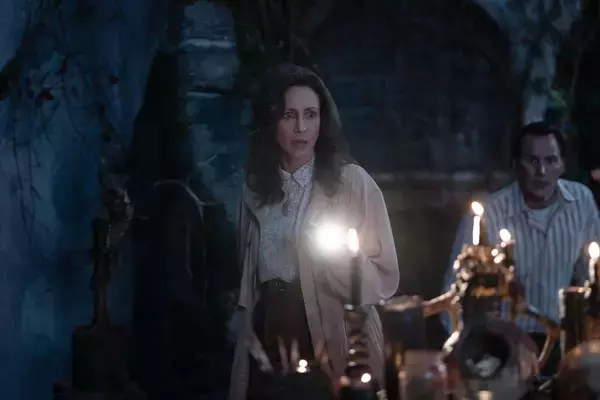 「ウォーターベッドから伸びる黒い手！？恐怖心煽る『死霊館　悪魔のせいなら、無罪。』の本編シーンが初解禁」の画像