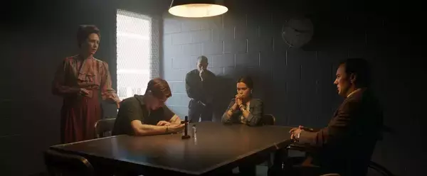 「ウォーターベッドから伸びる黒い手！？恐怖心煽る『死霊館　悪魔のせいなら、無罪。』の本編シーンが初解禁」の画像