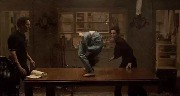 「ウォーターベッドから伸びる黒い手！？恐怖心煽る『死霊館　悪魔のせいなら、無罪。』の本編シーンが初解禁」の画像