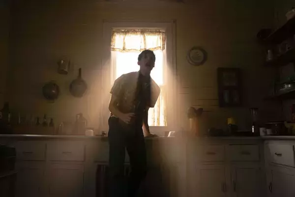 「ウォーターベッドから伸びる黒い手！？恐怖心煽る『死霊館　悪魔のせいなら、無罪。』の本編シーンが初解禁」の画像